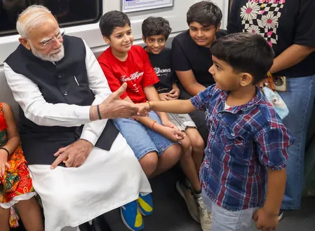 एसआरसीसी शताब्दी समारोह: प्रधानमंत्री मोदी ने मेट्रो से यात्रा की और स्मृति चिन्ह जारी किया