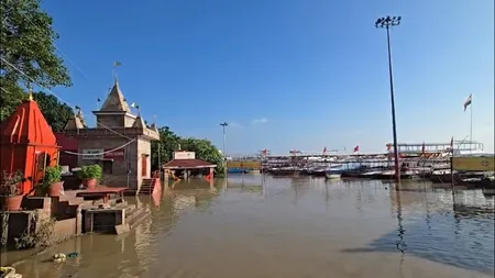 वाराणसी में गंगा का जलस्तर खतरे के निशान से नीचे, पुजारी बोले- धीरे-धीरे पटरी पर लौटेगा जीवन