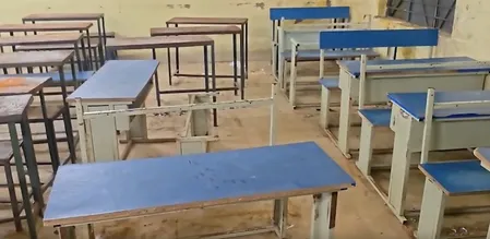 छत्तीसगढ़ में बदहाल स्कूल की फोटो खींचकर चले गए अधिकारी, छात्र टपकती छत के नीचे पढ़ने को मजबूर
