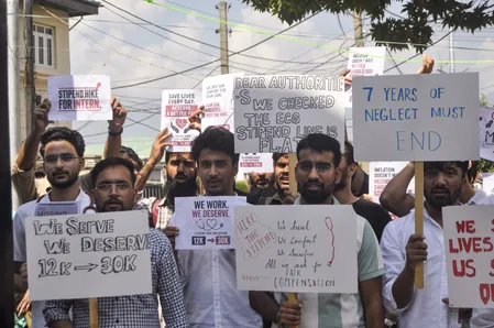 जम्मू-कश्मीर: स्टाइपेंड बढ़ाने की मांग को लेकर भूख हड़ताल पर बैठे मेडिकल कॉलेज के इंटर्न, बोले हम चाहते हैं लिखित आदेश जम्मू-कश्मीर: स्टाइपेंड बढ़ाने की मांग को लेकर भूख हड़ताल पर बैठे मेडिकल कॉलेज के इंटर्न, बोले हम चाहते हैं लिखित आदेश