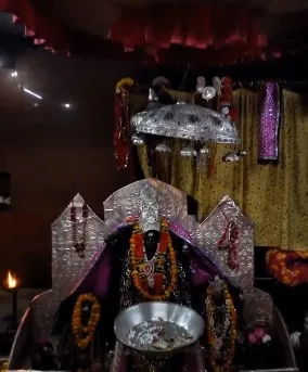 पश्चिम बंगाल से आकर गंगोलीहाट में बसीं मां काली, हाटकलिका मंदिर में रात में बिस्तर पर पड़ती हैं सिलवटें पश्चिम बंगाल से आकर गंगोलीहाट में बसीं मां काली, हाटकलिका मंदिर में रात में बिस्तर पर पड़ती हैं सिलवटें