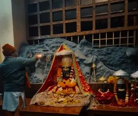 उत्तराखंड की रक्षक हैं मां धारी देवी, अलकनंदा के बीच स्थित है चमत्कारी मंदिर उत्तराखंड की रक्षक हैं मां धारी देवी, अलकनंदा के बीच स्थित है चमत्कारी मंदिर