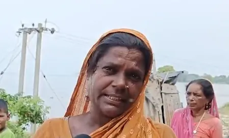 पश्चिम बंगाल के मालदा में बाढ़ का कहर, पीड़ित महिला ने कहा- सरकार नहीं ले रही सुध पश्चिम बंगाल के मालदा में बाढ़ का कहर, पीड़ित महिला ने कहा- सरकार नहीं ले रही सुध