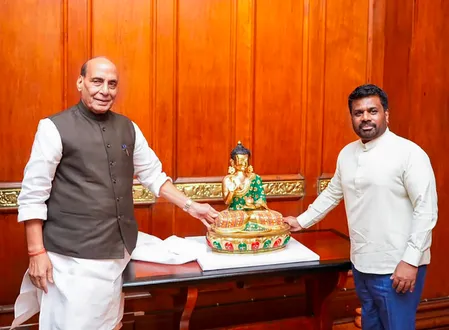 राजनाथ सिंह ने श्रीलंका के राष्ट्रपति से की मुलाकात, पीएम मोदी की ओर से दीं  शुभकामनाएं