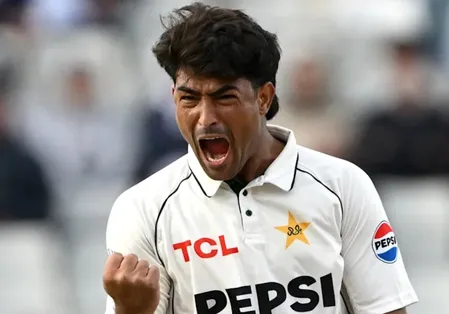 इंग्लैंड के पूर्व कप्तान नासिर हुसैन ने पाकिस्तान के युवा तेज गेंदबाज रजाउल्लाह की तारीफ की