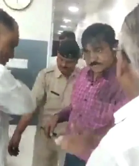 पेपर लीक विवाद: नवी मुंबई में संभाजी ब्रिगेड के कार्यकर्ताओं ने एमपीएससी सेक्रेटरी के चेहरे पर पोती काली स्याही