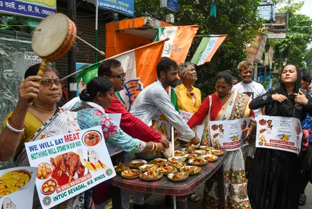 कोलकाता: धीरेंद्र शास्त्री के बयान को लेकर भवानीपुर थाने के बाहर भिड़े कांग्रेस-भाजपा कार्यकर्ता कोलकाता: धीरेंद्र शास्त्री के बयान को लेकर भवानीपुर थाने के बाहर भिड़े कांग्रेस-भाजपा कार्यकर्ता