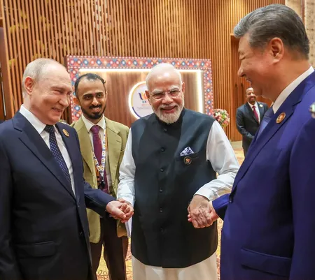 एससीओ के बाद ब्रिक्स में भी दिखा पीएम मोदी, पुतिन और शी जिनपिंग का बॉन्ड, भारत मंडपम से आई तस्वीरों ने खींचा ध्यान