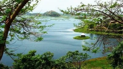अमेरिकी राजदूत सर्जियो गोर ने मणिपुर की लोकटक झील में नौका विहार किया