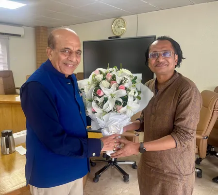 भारतीय उच्चायुक्त दिनेश त्रिवेदी ने बांग्लादेश पीएम के सलाहकार से की मुलाकात, द्विपक्षीय संबंधों के विभिन्न मुद्दों पर चर्चा