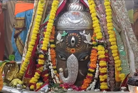 भस्म आरती: गणेश स्वरूप में सजे बाबा महाकाल; भांग, रुद्राक्ष की माला और फूलों से भव्य शृंगार