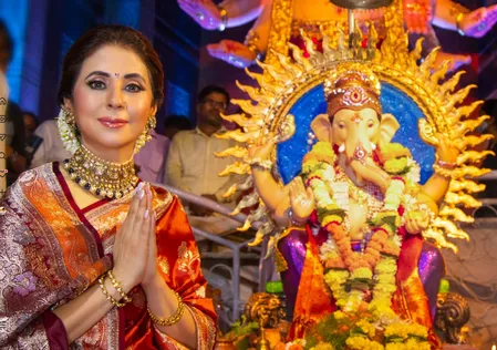 गणेश चतुर्थी पर मुंबई के पंडालों को मिस कर रहीं उर्मिला मातोंडकर, बोलीं-'इस बार बस लोगों की सलामती की प्रार्थना'