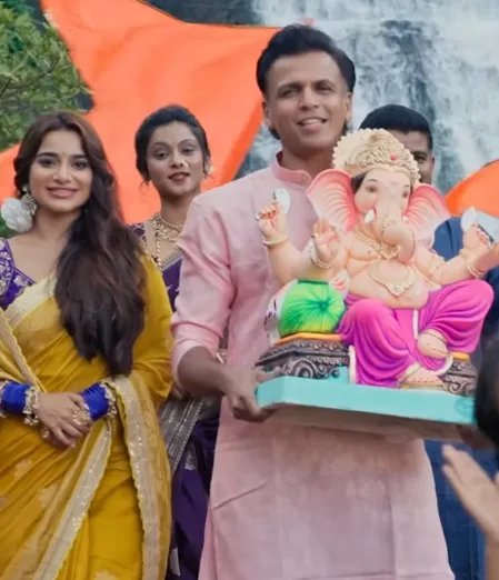गणेश चतुर्थी के मौके पर अभिजीत सावंत ने रिलीज किया 'गण धाव रे' गाना, बेटियों ने भी दी आवाज