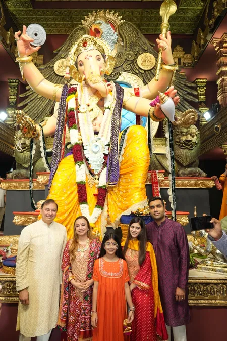 गणेश चतुर्थी पर चिंचपोकली चा चिंतामणि पहुंचे प्रणव और करण अदाणी, परिवार संग किए दर्शन