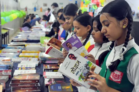 हिंदी दिवस : बदलते दौर के साथ बदलने वाली 'हिंदी', आज 'उर्मिला-विषयक उदासीनता' की शिकार क्यों?