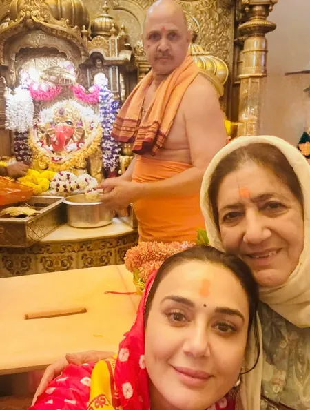 प्रीति जिंटा ने सिद्धिविनायक मंदिर की पुरानी तस्वीरें शेयर कर दी गणेश चतुर्थी की शुभकामनाएं