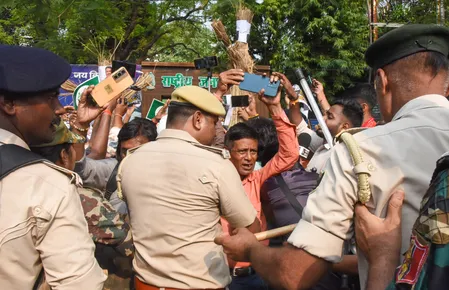 पटना में विरोध-प्रदर्शन के दौरान छात्रों ने बैरिकेड तोड़े, विधानसभा ओवरब्रिज तक पहुंचे