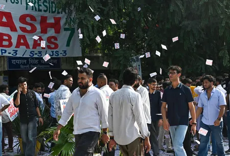डूसू चुनाव: दिल्ली विश्वविद्यालय में वोटिंग जारी, कैंपस व कॉलेजों के बाहर जुटे छात्र डूसू चुनाव: दिल्ली विश्वविद्यालय में वोटिंग जारी, कैंपस व कॉलेजों के बाहर जुटे छात्र