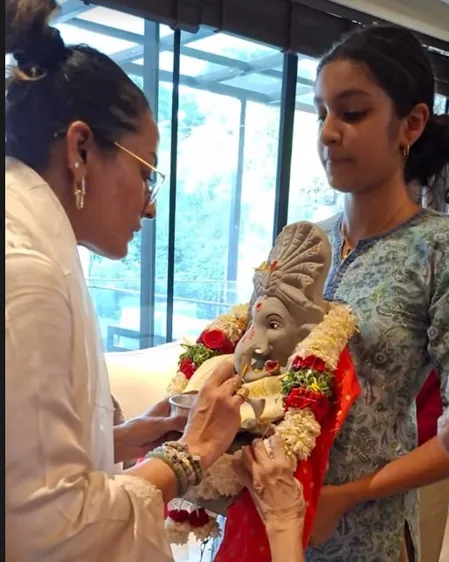अभिनेत्री नम्रता शिरोडकर ने परिवार संग किया गणपति बप्पा का विसर्जन अभिनेत्री नम्रता शिरोडकर ने परिवार संग किया गणपति बप्पा का विसर्जन