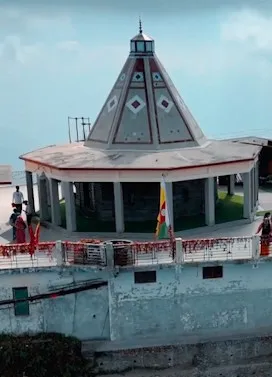 टिहरी की पहाड़ियों में बसा है मां चंद्रबदनी का दिव्य धाम, यहां पूरी होती है हर मनोकामना टिहरी की पहाड़ियों में बसा है मां चंद्रबदनी का दिव्य धाम, यहां पूरी होती है हर मनोकामना