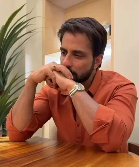 आईफोन की भीड़ देख सोनू सूद ने कसा तंज, कहा- असली अपग्रेड फोन का नहीं समाज का करो आईफोन की भीड़ देख सोनू सूद ने कसा तंज, कहा- असली अपग्रेड फोन का नहीं समाज का करो