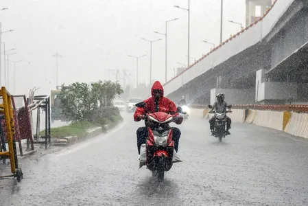 बिहार में बारिश, आंधी और नदियों के बढ़ते जलस्तर को देखते हुए 19 जिलों में येलो अलर्ट