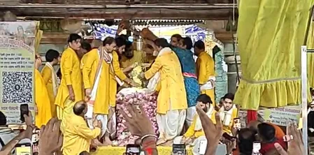 मथुरा: बरसाना में राधा अष्टमी पर उमड़ा आस्था का सैलाब, ब्रह्म मुहूर्त में हुआ राधा रानी का महा अभिषेक मथुरा: बरसाना में राधा अष्टमी पर उमड़ा आस्था का सैलाब, ब्रह्म मुहूर्त में हुआ राधा रानी का महा अभिषेक