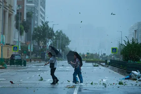 जापान की ओर बढ़ रहा शक्तिशाली तूफान 'डुजुआन', भारी बारिश और भूस्खलन की चेतावनी जारी