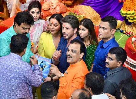 लालबागचा राजा के दरबार में पहुंचे शाहरुख खान, पत्नी गौरी और बेटी सुहाना भी आईं नजर