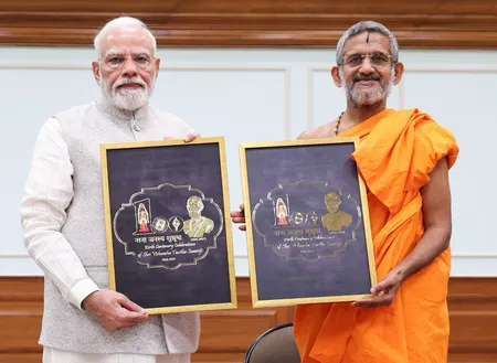 प्रधानमंत्री मोदी ने पेजावर मठ के श्री विश्वेश तीर्थ स्वामीजी की जन्म शताब्दी समारोह के लोगो का अनावरण किया (लीड-1)