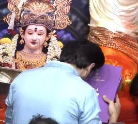 राष्ट्रीय पुरस्कार जीतने के बाद लालबागचा राजा के दरबार पहुंचे कार्तिक आर्यन, बप्पा को समर्पित किया अवॉर्ड
