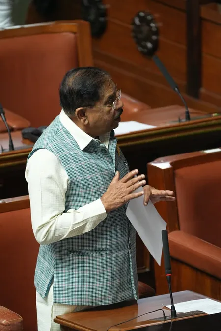 कर्नाटक सरकार ने विधानसभा में अभिनेता अनंत नाग को दादासाहेब फाल्के पुरस्कार मिलने पर बधाई दी