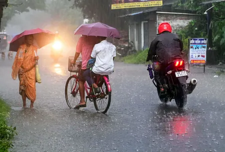 गहरे दबाव के असर से ओडिशा में भारी बारिश जारी, कई जिलों के लिए रेड अलर्ट