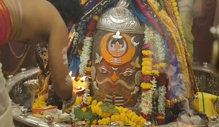 भस्म आरती: बाबा महाकाल का राजाधिराज स्वरूप में भव्य शृंगार, चंद्रमा, त्रिपुंड और त्रिशूल से सजाया गया