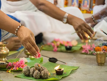पितरों के पिंडदान के लिए क्यों प्रसिद्ध है नारायणी शिला? जानें सदियों पुरानी मान्यता