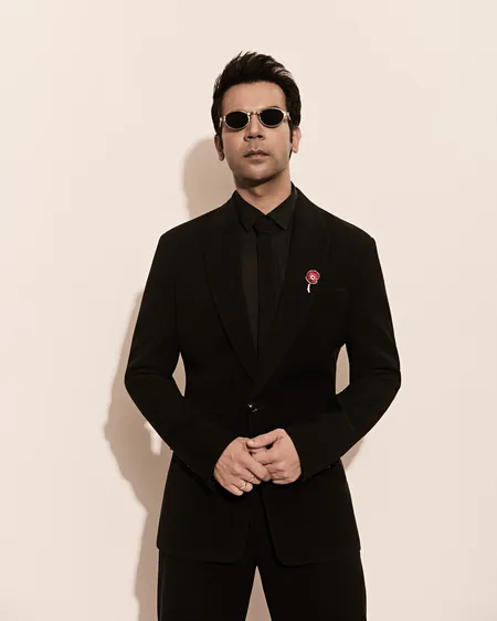 राजकुमार राव ने रीक्रिएट किया 'दीवार' का मशहूर सीन, अमिताभ बच्चन ने बजाईं तालियां
