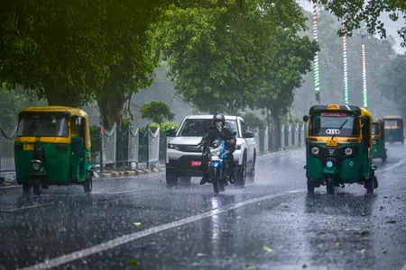 एनसीआर में मौसम ने ली करवट, 27 सितंबर को येलो अलर्ट जारी; उमस और गर्मी से मिलेगी राहत