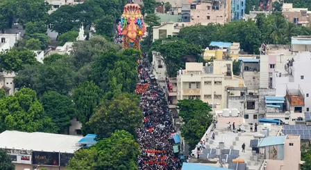 हैदराबाद में कड़ी सुरक्षा में निकाला जा रहा गणेश विसर्जन का जुलूस, जगह-जगह पुलिसकर्मी तैनात