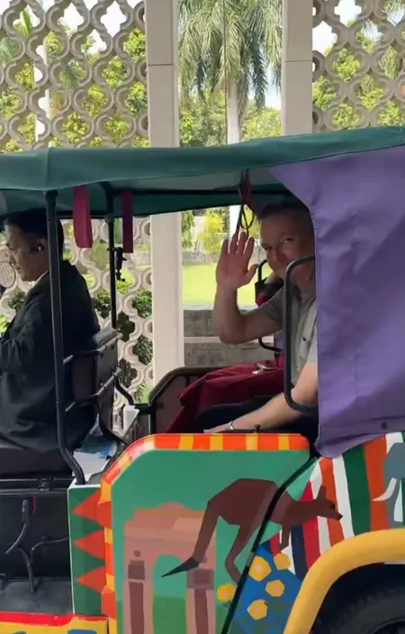ऑस्ट्रेलिया के जलवायु परिवर्तन और ऊर्जा मंत्री क्रिस बोवेन ने नई दिल्ली में ई-रिक्शा की सवारी की