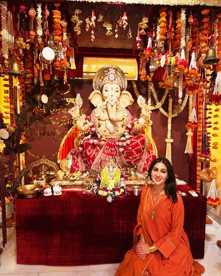 गणपति विसर्जन से पहले बप्पा के दर्शन करने पहुंचीं सारा अली खान, सुरभि चंदना और करिश्मा तन्ना