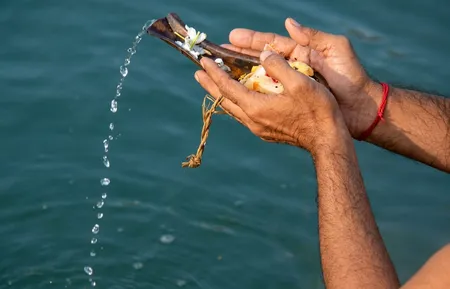 पितृपक्ष 2026: घर से दूर हैं तो कैसे करें श्राद्ध? इन उपायों से मिलेगी पितरों की कृपा