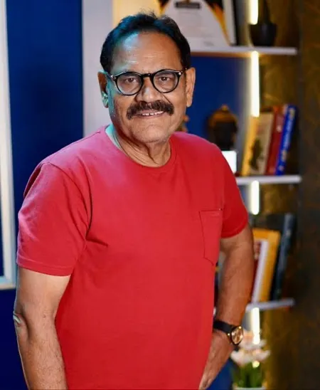 मुश्ताक खान की अंतिम विदाई में भावुक हुए गजेंद्र चौहान, सुनील पाल और राजपाल यादव, कहा- 'मुस्कुराता चेहरा हमेशा याद रहेगा'