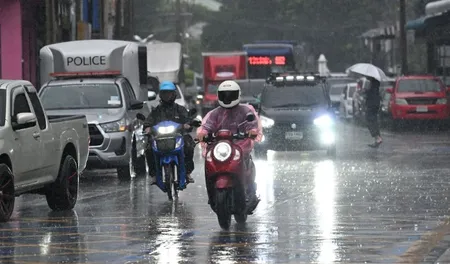 बैंकॉक में मूसलाधार बारिश से बाढ़ के हालात, सभी 50 जिलों को आपदा क्षेत्र घोषित किया गया