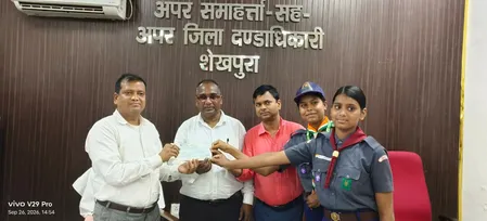 शेखपुरा में स्कूली बच्चों की अनूठी पहल, सीएम राहत कोष के लिए जुटाए रुपए, अतिरिक्त कलेक्टर को सौंपा चेक