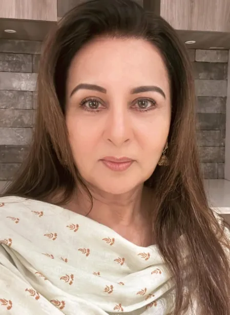 पूनम ढिल्लों ने लता मंगेशकर को किया याद, बोलीं- उनके बिना अधूरा है हिंदी फिल्मों का संगीत