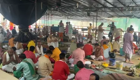 वाराणसी: पितृ पक्ष के पहले दिन पिशाचमोचन पर श्रद्धालुओं की भीड़, पूर्वजों की शांति के लिए किया तर्पण