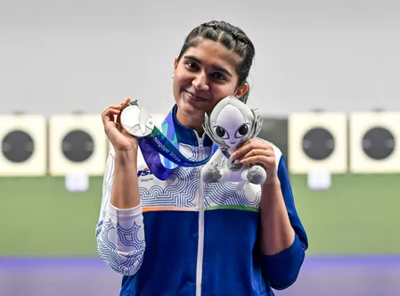 एशियन गेम्स: ईशा सिंह ने साधा 'सिल्वर' पर निशाना, पिता बोले- यह मेडल 'गोल्ड' के बराबर है