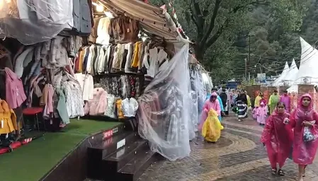 नैनीताल में बारिश के बाद बढ़ी ठंड, गर्म कपड़ों की खरीदारी के लिए बाजार पहुंच रहें पर्यटक