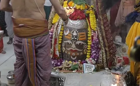 कानों में कुंडल और गले में रुद्राक्ष की माला, मस्तक पर त्रिपुंड लगाकर सजे बाबा महाकाल