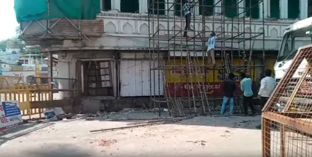 मध्य प्रदेश : कड़ी सुरक्षा के बीच उज्जैन में मस्जिद का अवैध हिस्सा हटाने का काम दूसरे दिन भी जारी
